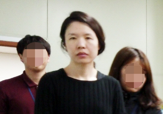 전 남편을 살해한 혐의로 구속된 고유정(36)이 제주동부경찰서 유치장에서 나와 진술녹화실로 이동하고 있다. 앞서 지난 5일 제주지방경찰청은 신상공개위원회를 열어 고씨의 얼굴, 실명 등 신상을 공개하기로 결정했다.(사진=연합뉴스)